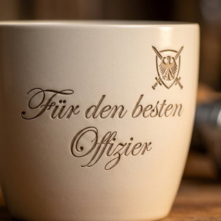 Blumentopf mit Gravur — Geschenk Offizier Beförderung Soldat — Detailaufnahme