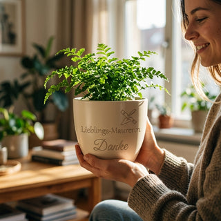 Personalisierter Blumentopf mit Gravur — Geschenk Maurerin Danke — im Wohnambiente