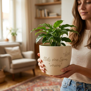 Personalisierter Blumentopf mit Gravur — Geschenk Kriminalpolizist — im Wohnambiente