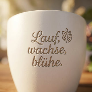 Personalisierter Blumentopf mit Gravur — Motivationsgeschenk für Läuferinnen — Detailaufnahme