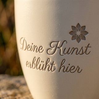Personalisierter Blumentopf mit Gravur — Geschenk Hobbymaler Künstler — Detailaufnahme