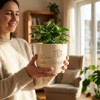 Personalisierter Blumentopf mit Gravur — Geschenk für Notarzt — im Wohnambiente