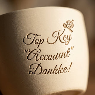 Personalisierter Blumentopf mit Gravur — Geschenk Key Account Manager — Detailaufnahme