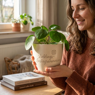 Personalisierter Blumentopf mit Gravur — Geschenk Instagrammerin — im Wohnambiente