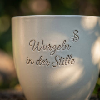 Personalisierter Blumentopf mit Gravur — Geschenk Meditationslehrerin — Detailaufnahme