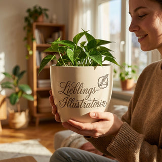 Personalisierter Blumentopf mit Gravur — Geschenk Illustratorin Geburtstag — im Wohnambiente