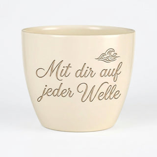 Personalisierter Blumentopf mit Gravur — Geschenk Surflehrer Abschied & Dank — Detailansicht der Lasergravur