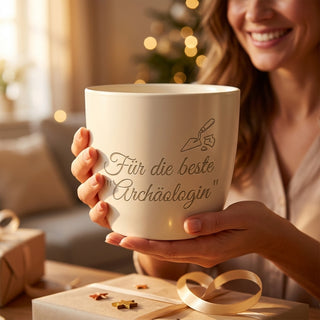 Personalisierter Blumentopf mit Lasergravur — Geschenk für Archäologinnen — geschenk_uebergabe
