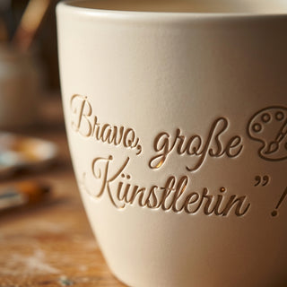 Blumentopf mit Lasergravur 'Bravo, große Künstlerin!' — Geschenk Opernsängerin — Detailaufnahme