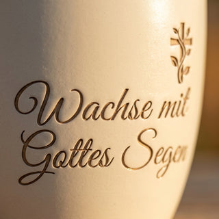 Personalisierter Keramik-Blumentopf mit Gravur — Geschenk Kaplan Primiz — Detailaufnahme
