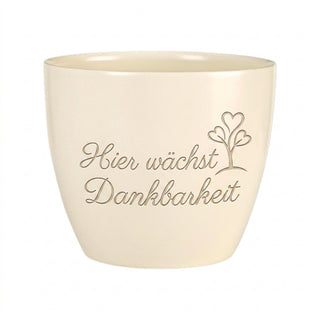 Personalisierter Blumentopf mit Gravur — Geschenk Onkologin Dankbarkeit — Detailansicht der Lasergravur