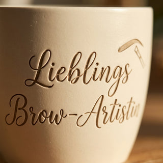 Personalisierter Blumentopf mit Gravur — Geschenk für Brow-Artistin — Detailaufnahme