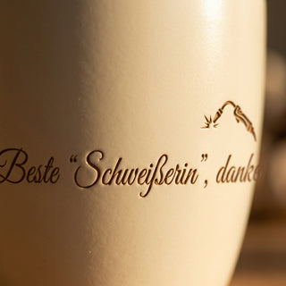 Personalisierter Blumentopf mit Gravur — Geschenk Schweißerin Danke — Detailaufnahme
