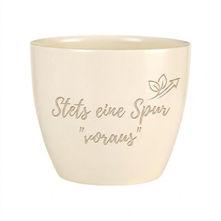 Personalisierter Blumentopf mit Gravur — Geschenk Kriminalpolizist — Detailansicht der Lasergravur