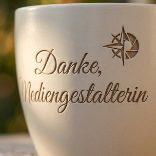 Personalisierter Blumentopf mit Gravur — Geschenk Mediengestalterin — Detailaufnahme
