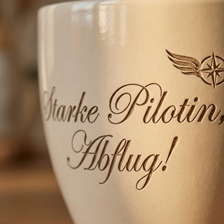 Personalisierter Blumentopf mit Lasergravur — Geschenk für Pilotin Bestehen — Detailaufnahme