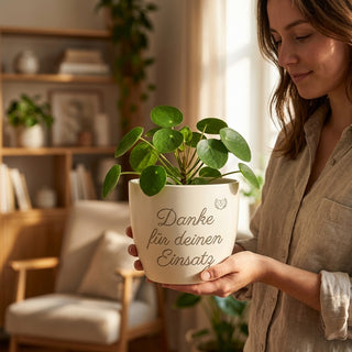 Personalisierter Blumentopf mit Gravur — Geschenk Hausmeisterin zum Dankeschön — im Wohnambiente