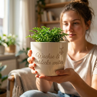 Geschenk für Forscherinnen – Blumentopf mit persönlicher Gravur — im Wohnambiente