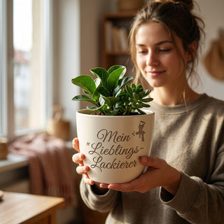 Personalisierter Blumentopf mit Gravur — Geschenk Lackierer Geburtstag — im Wohnambiente