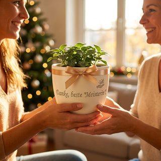 Personalisierter Blumentopf mit Gravur — Geschenk Meisterin Dankeschön — als persoenliche Geschenk-Uebergabe
