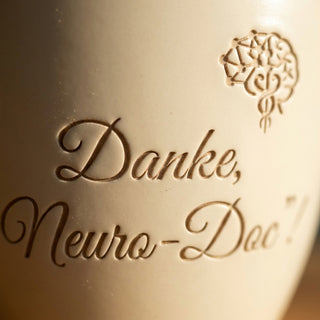 Personalisierter Blumentopf mit Gravur — Danke Geschenk Neurologe — Detailaufnahme