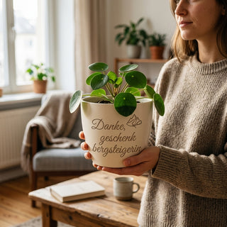 Personalisierter Blumentopf mit Gravur — Danke Geschenk für Bergsteigerinnen — im Wohnambiente