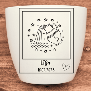 Weißer Blumentopf mit Wassermann-Gravur, Name Lisa und Datum 18.02.2023. Personalisiertes Geschenk.