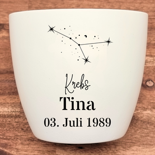 Weißer Blumentopf mit Krebs-Sternbild, graviert mit "Krebs", "Tina" und "03. Juli 1989".