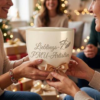 Persönliches Geschenk für die Lieblings-PMU-Artistin – Blumentopf mit Gravur — als persoenliche Geschenk-Uebergabe