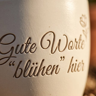 Personalisierter Blumentopf mit Gravur — Geschenk Logopädin Abschied — Detailaufnahme