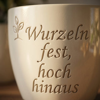 Personalisierter Blumentopf 'Wurzeln fest, hoch hinaus' — Geschenk Kletterer — Detailaufnahme