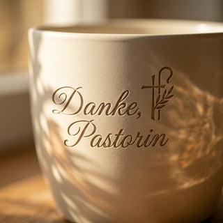 Personalisierter Blumentopf mit Gravur — Geschenk Pastorin zur Verabschiedung — Detailaufnahme