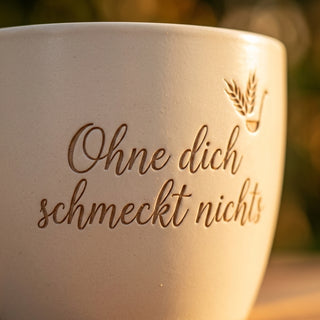 Blumentopf mit Gravur "Ohne dich schmeckt nichts" — Geschenk Köchin — Detailaufnahme