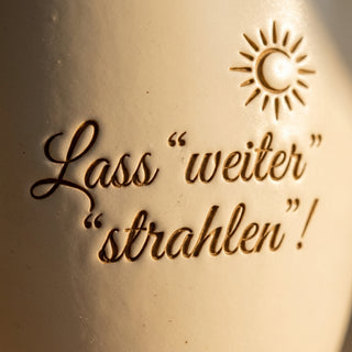 Personalisierter Blumentopf mit Gravur — Geschenk für Animateurin — nahaufnahme