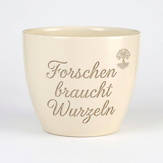 Personalisierter Blumentopf mit Gravur — Geschenk für Laborleiterin — Detailansicht der Lasergravur