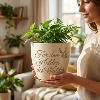 Personalisierter Blumentopf »Für den Helden des Waldes« — Geschenk Waldarbeiter — im Wohnambiente