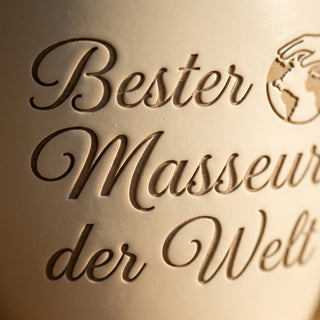 Personalisierter Blumentopf mit Lasergravur — Geschenk Sportmasseur & Physio — Detailaufnahme