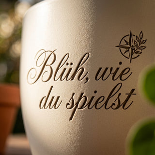 Personalisierter Blumentopf mit Gravur — Geschenk Tennisspielerin Geburtstag — Detailaufnahme