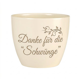 Personalisierter Blumentopf mit Gravur — Geschenk Ski Lehrer zum Saisonende — Detailansicht der Lasergravur