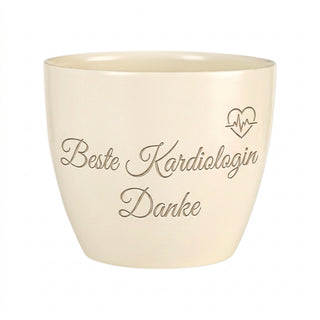 Personalisierter Blumentopf mit Gravur — Geschenk Kardiologin — Detailansicht der Lasergravur
