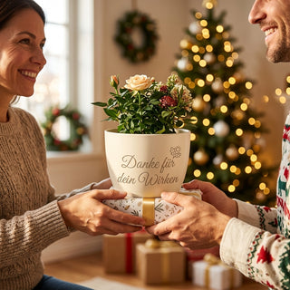 Einzigartiger Blumentopf mit Gravur – Geschenk für Gemeindereferent — als persoenliche Geschenk-Uebergabe