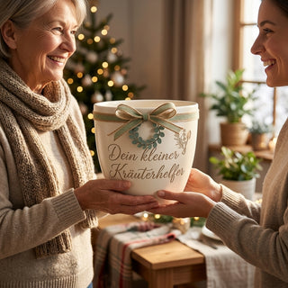 Personalisierter Blumentopf — Geschenk Küchenhilfe mit Gravur — als persoenliche Geschenk-Uebergabe
