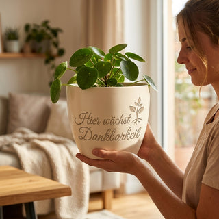 Personalisierter Blumentopf mit Gravur — Dankeschön für Notarfachangestellte — im Wohnambiente