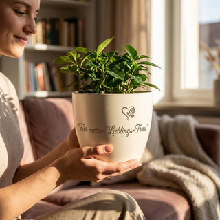 Personalisierter Blumentopf mit Gravur — Romantisches Geschenk für die Ehefrau — im Wohnambiente