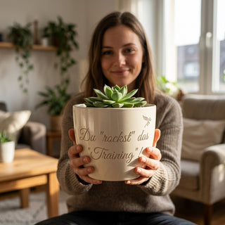 Personalisierter Blumentopf mit Gravur — Geschenk für Fitnesstrainerin — im Wohnambiente