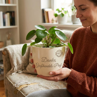 Personalisierter Blumentopf mit Gravur — Geschenk Großhandelskaufmann Danke — im Wohnambiente