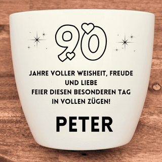 Weißer Blumentopf mit 90. Geburtstagsgravur "Jahre voller Weisheit, Freude und Liebe" und dem Namen Peter. Personalisierte...