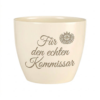Personalisierter Blumentopf mit Gravur — Geschenk für Kriminalpolizist — Detailansicht der Lasergravur