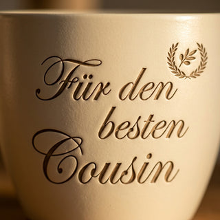 Persönlicher Blumentopf mit Gravur für den besten Cousin – Geschenk für Cousin — Detailaufnahme