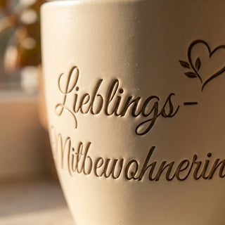 Personalisierter Blumentopf mit Gravur — Geschenk Mitbewohnerin — Detailaufnahme